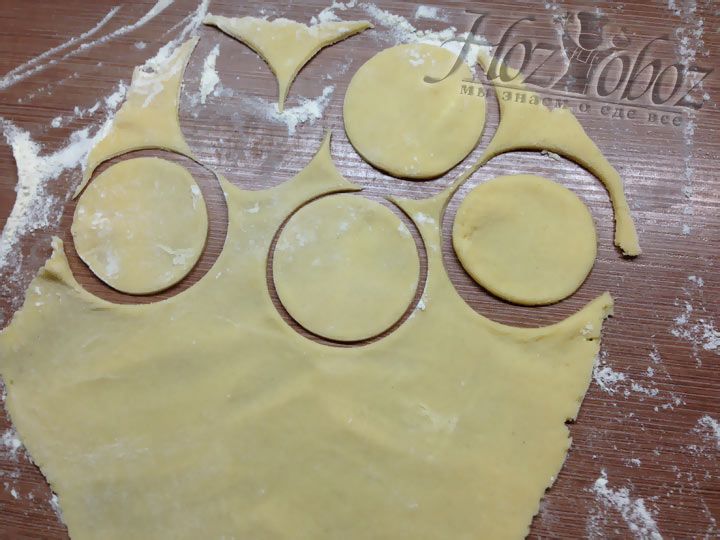 Охлажденное тесто раскатываем в круг толщиной в 3 мм и формируем заготовки для тарталеток