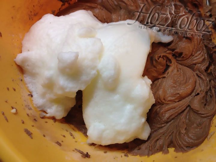 Взбитую пену добавляем в шоколадный крем