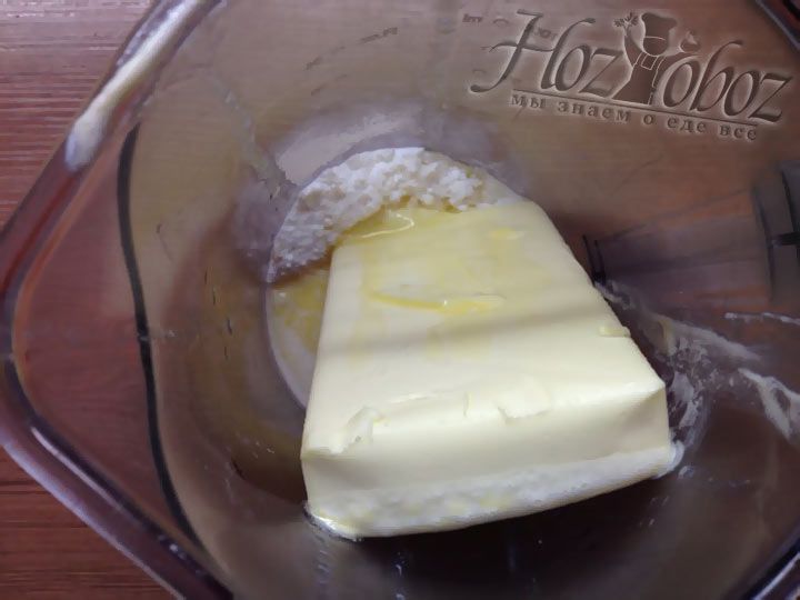 Сахарную пудру и размягченное сливочное масло кладем в емкость для блендера