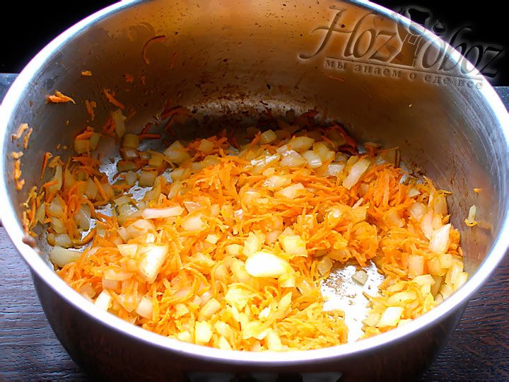 После того как мясо обжарилось, его следует вынуть из кастрюли, а туда поместить лук и морковь. Жарим до золотистого цвета