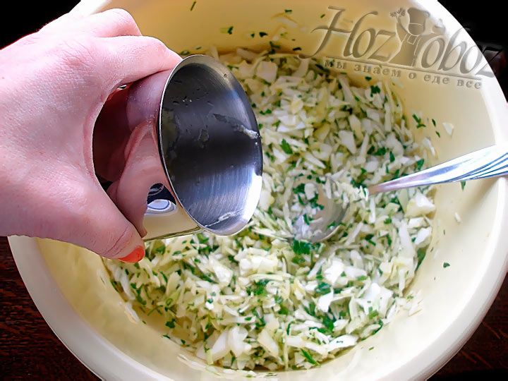 Влейте растопленное сливочное масло в капустную смесь для запеканки