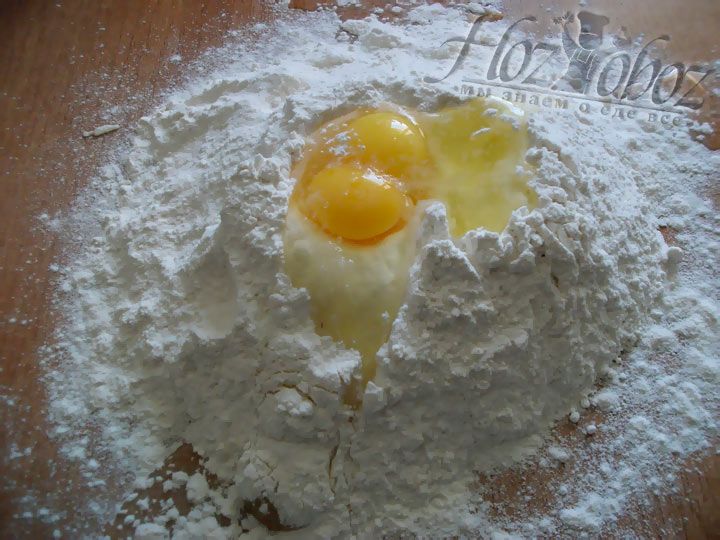 В просеянную муку добавляем яйца и соль