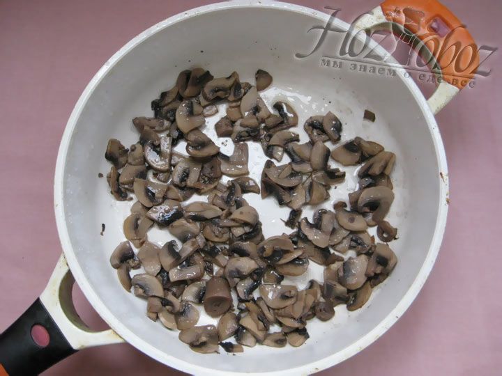 Обжарьте грибы на растительном масле в течении 5-ти минут