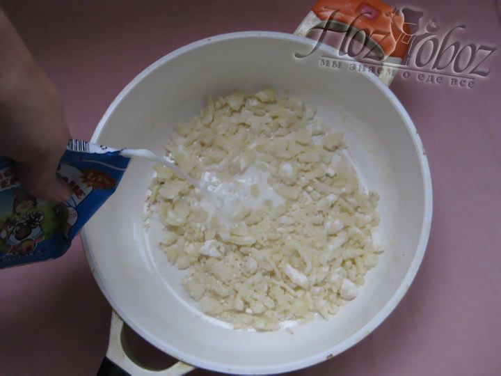 Положите в сковороду ингредиенты для соуса, как написано в рецепте