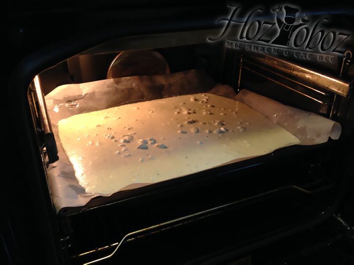 Разогреваем духовку до 180 градусов и выпекаем лепешку примерно 30-40 минут
