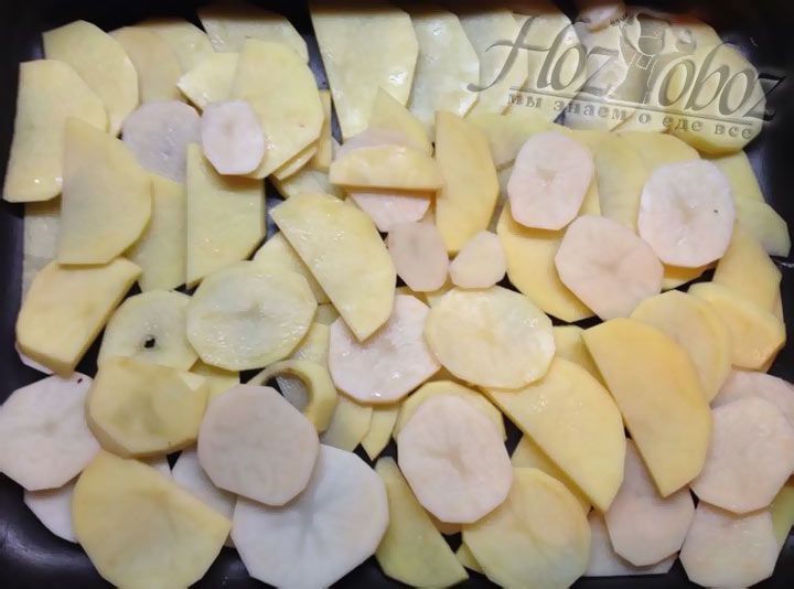 В глубокую форму выкладываем слой нарезанного картофеля