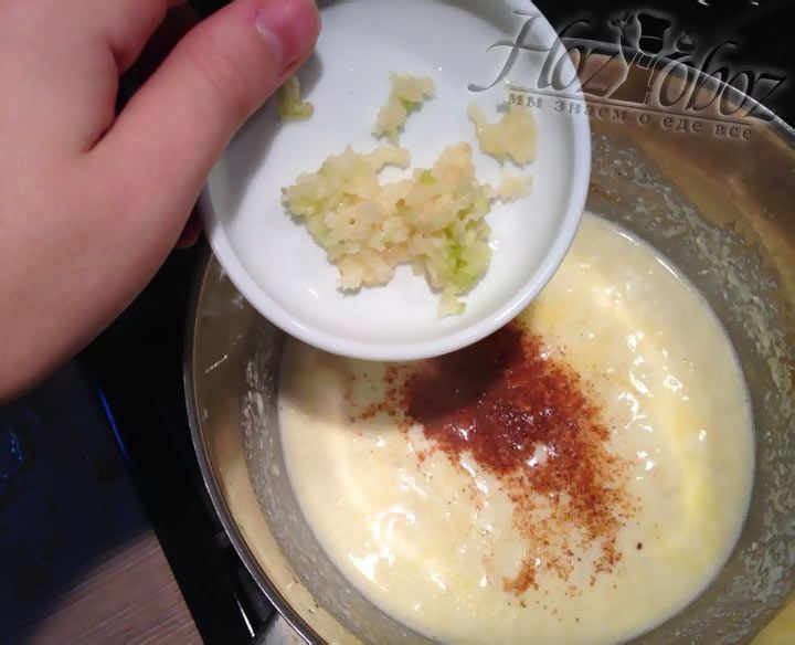 В это время очистим и измельчим 2 зубка чеснока, а после чеснок тоже добавляем в сливочный соус
