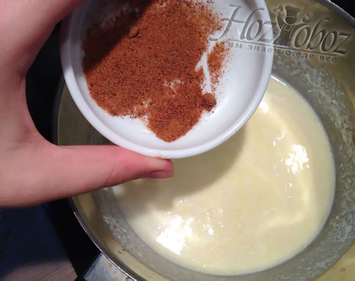 Когда сыр расплавится добавляем 1 чайную ложку порошка мускатного ореха
