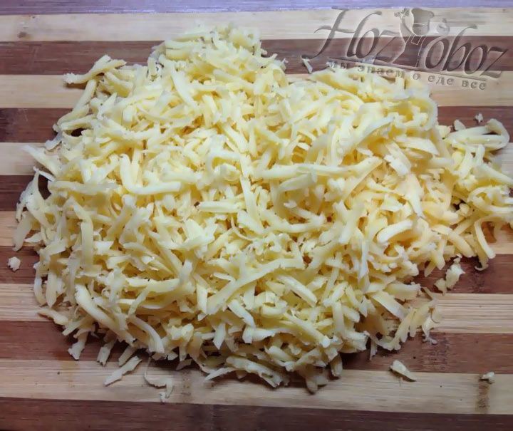 Натираем на терке подготовленный твердый сыр