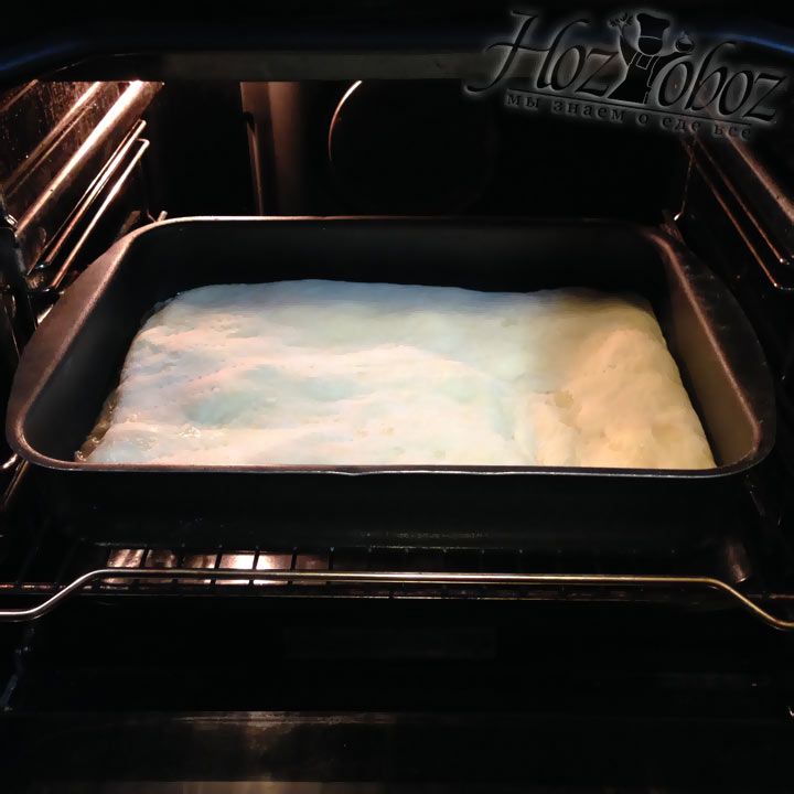 Выпекать пирог необходимо в духовке разогретой до 180 градусов на протяжении 45 минут