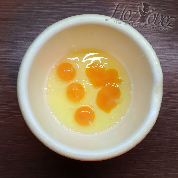 В подготовленную миску кладем яйца и начинаем готовить тесто