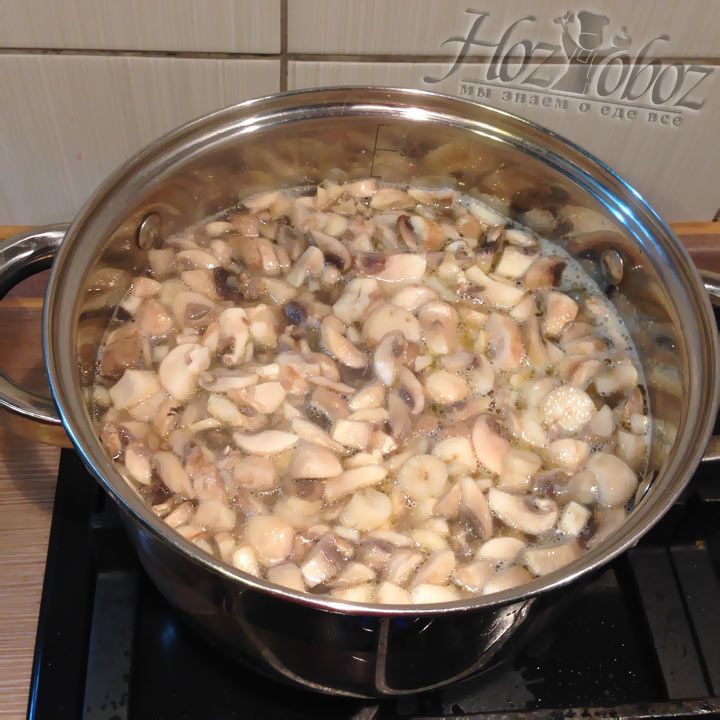Картофель и обжаренные грибы должны вариться вместе примерно 5 минут