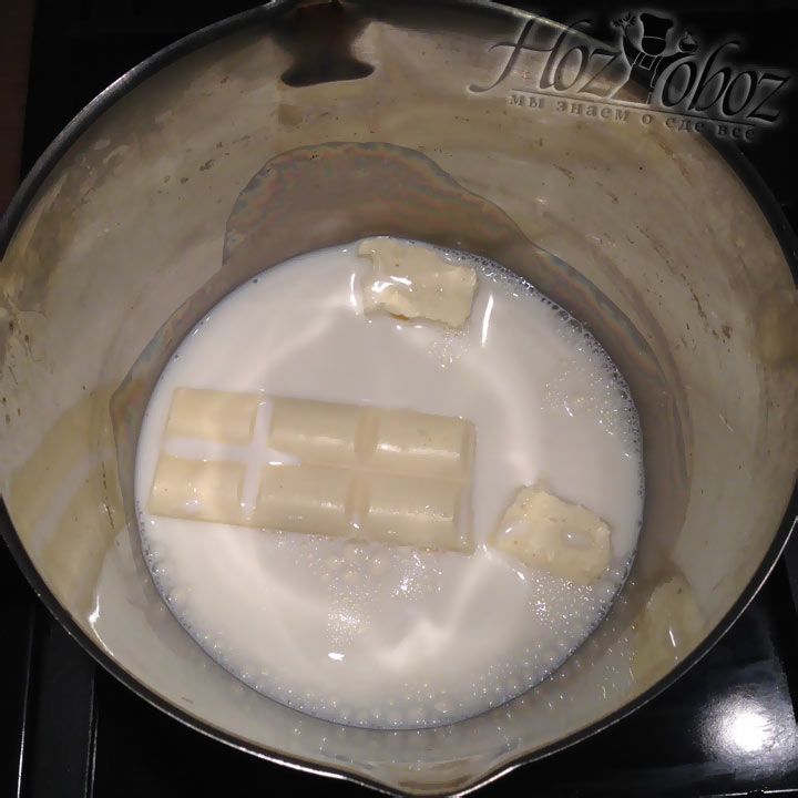 В теплое молоко погружаем кусочки белого шоколада и даем ему расплавиться