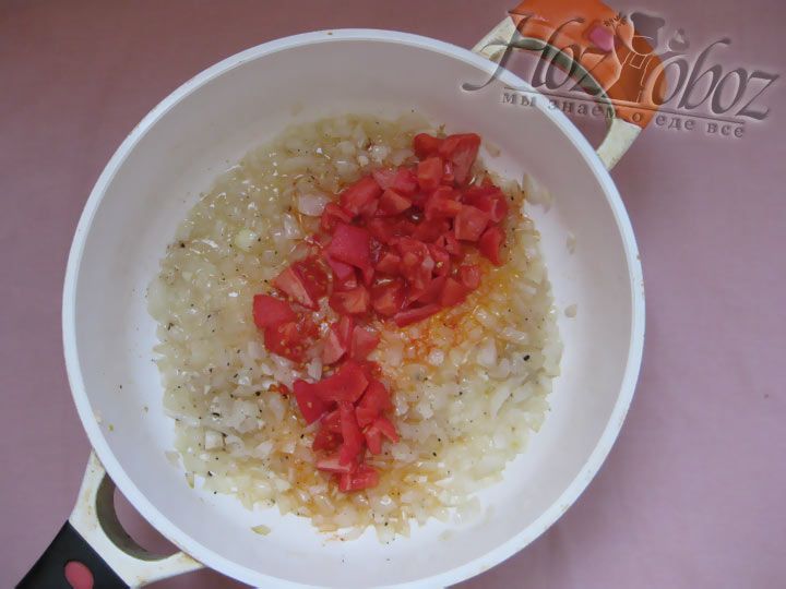 Приготовьте соус для капустной лазаньи