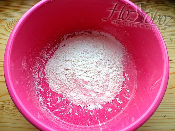 Насыпьте пшеничную муку в миску и добавьте разрыхлитель для теста
