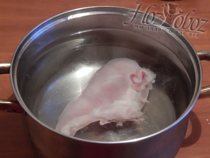Положите помытую куриную грудку в кастрюлю с водой, поставьте на огонь и дождитесь пока вода закипит