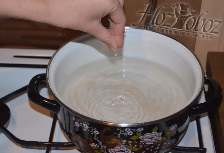 Налейте в кастрюлю воду для варки макарон, посолите и поставьте на плиту