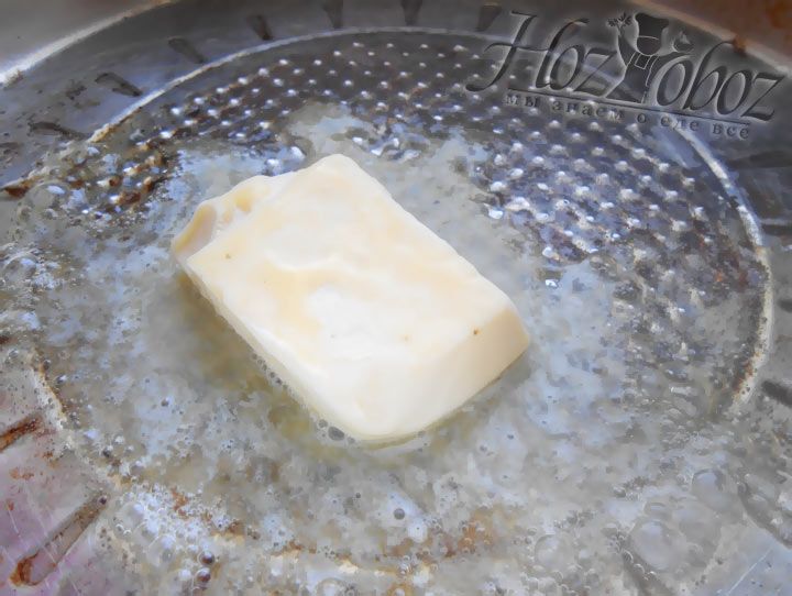 Растопите сливочное масло на сковороде до жидкого состояния