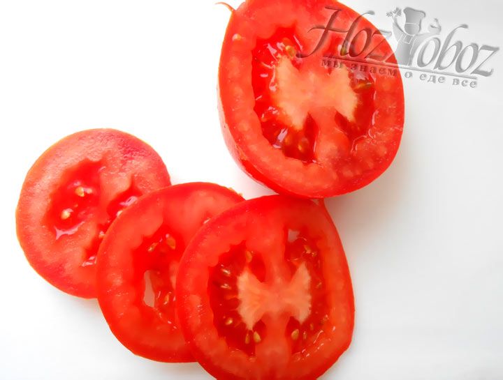 Порежьте помидоры так, как показано на фото