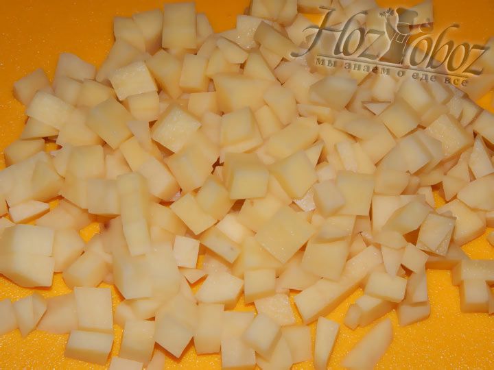 Нарежьте картошку кубиками