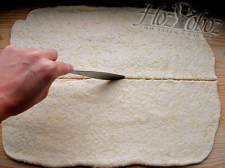 Раскатайте тесто для палочек на достке и разрежьте пополам