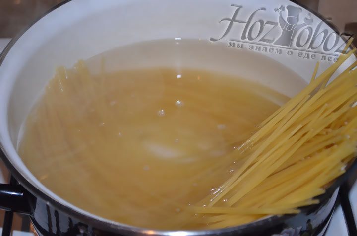 Добавьте в кипящую воду макароны и проварите в течении 5-7-ми минут до полуготовности