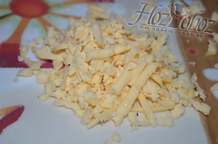 Нарежьте как можно мельче, а лучше натрите на терку твердый сыр