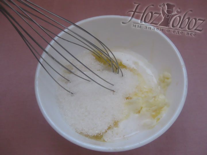 Размешайте сливочное масло с сахаром, затем добавьте куриные яйца и взбейте