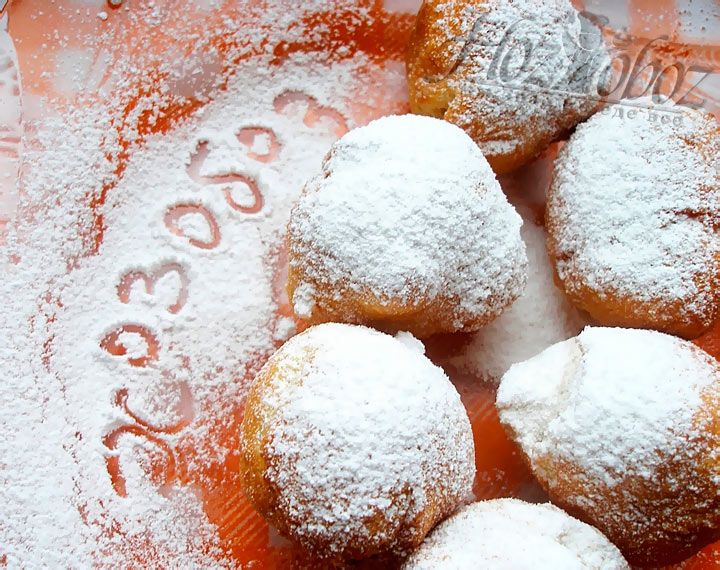 Посыпьте готовые шарики сахарной пудрой и приступайте к трапезе :)