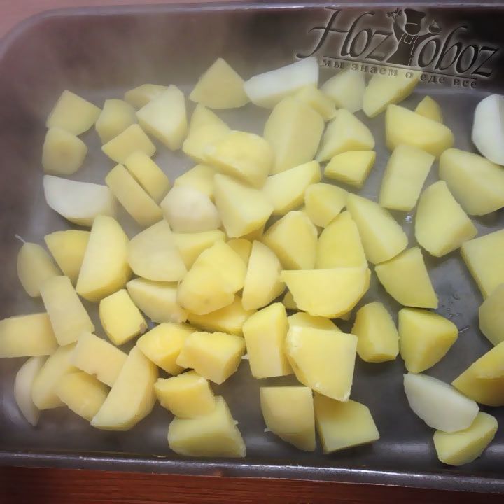 Как только картошка закипит, вынимаем ее из воды и высыпаем в форму для запекания