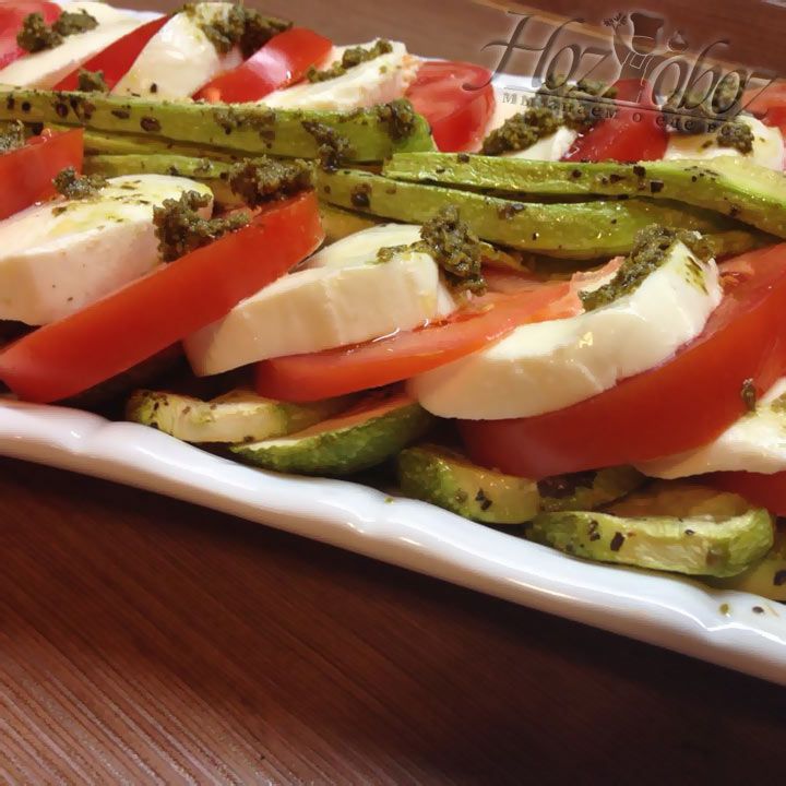 Заправляем салат по-средиземноморски: сверху просто поливаем его оливковым маслом - еще 50 мл у нас осталось. В результате все должно выглядеть как на фото