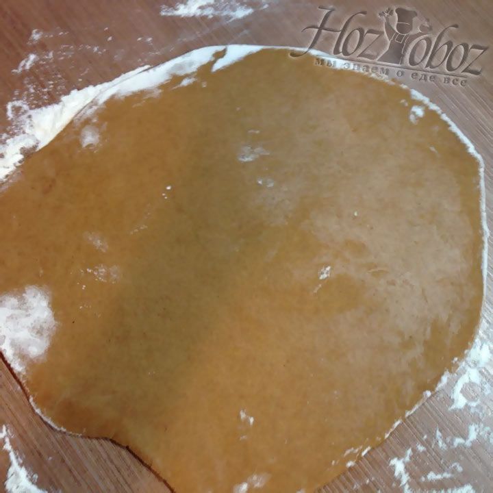 Раскатываем тесто до толщины 0,3 см. Важно! Чтобы печенье не было жестким тесто следует раскатывать только один раз