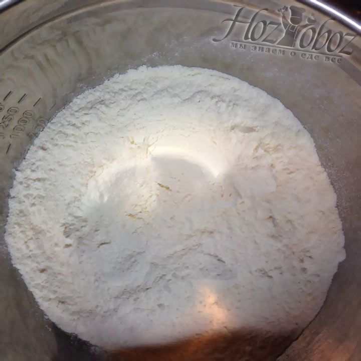 Далее постепенно перекладываем мед с пряностями в муку и замешиваем эластичное тесто для имбирного печенья