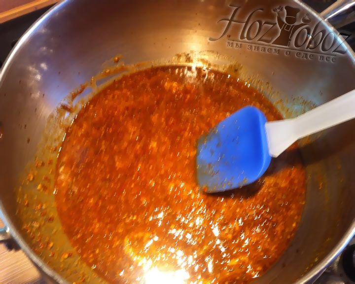 Готовый соус необходимо хорошо нагреть на плите, чтобы маринад лучше пропитывал мясо