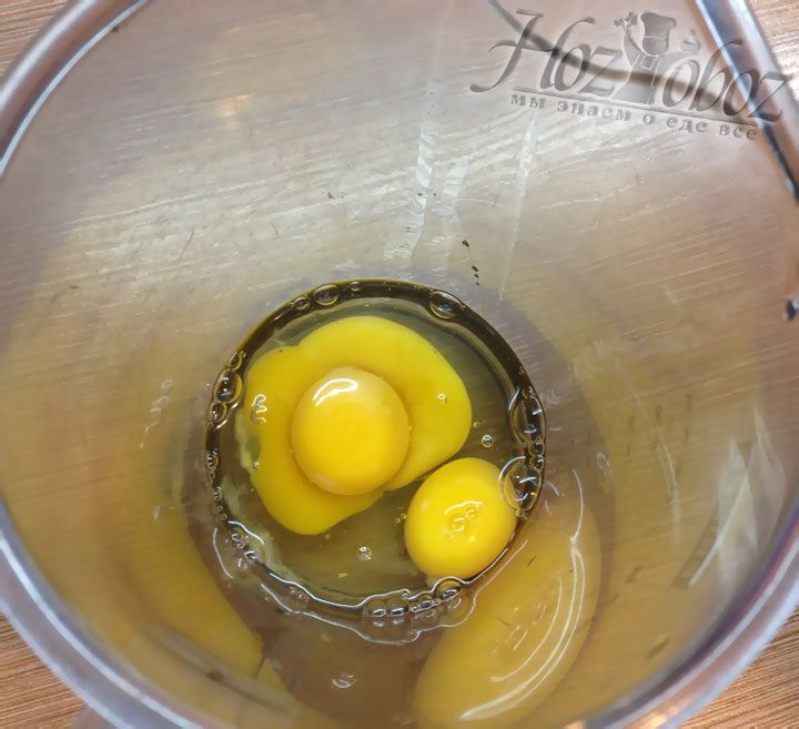 Яйца необходимо разбить в миску, чтобы в дальнейшем их взбить