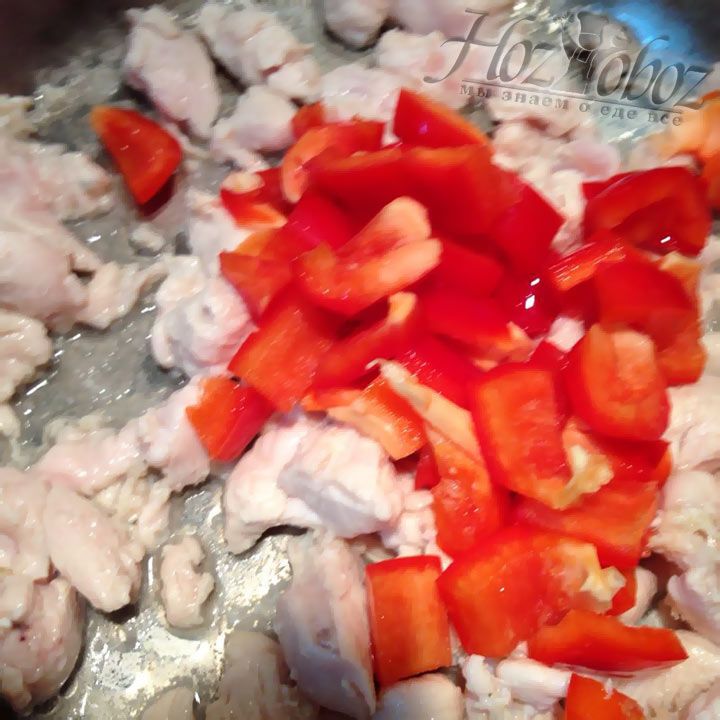 Нарежьте болгарский перец и добавьте на сковороду к курице