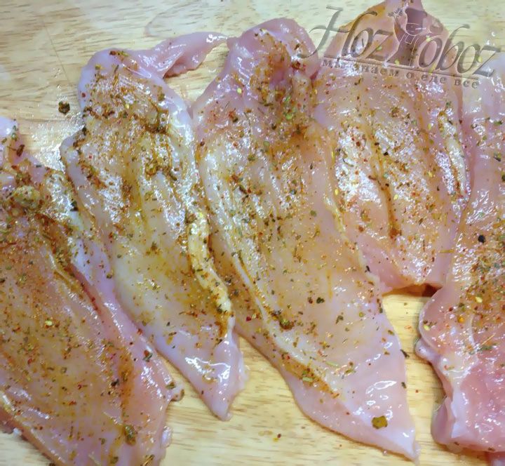 Чтобы курица получилась сочной отрежьте от филе толстые стейки и слегка их отбейте, а еще приправьте солью и специями. Остатки в дальнейшем можно будет использовать для других блюд
