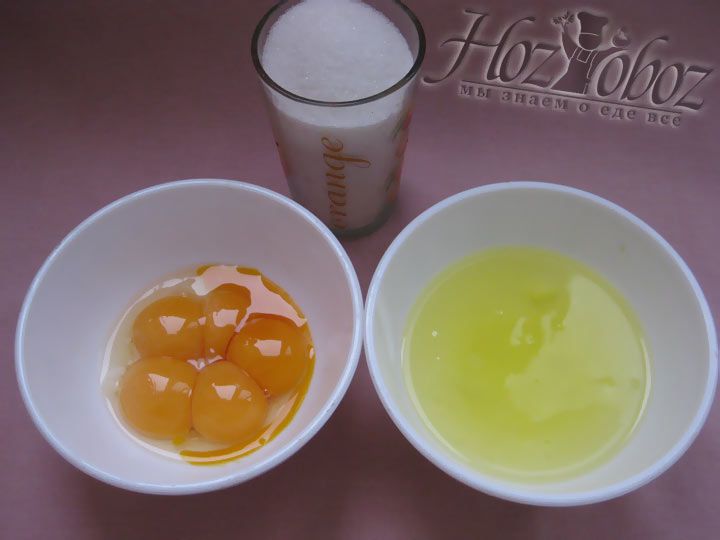 Разделите яйца на белки и желтки в разные тарелки