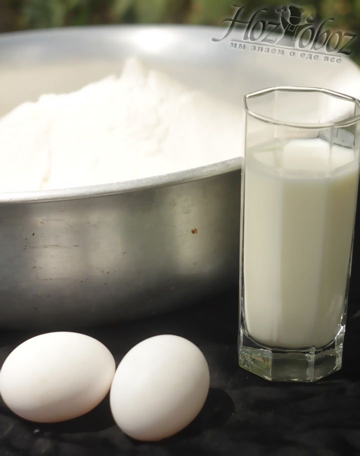 Подготовьте куриные яйца, а так же подогрейте молоко до комнатной температуры