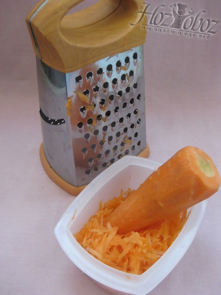 Перетрите морковь на терку. Размер терки выбирайте в зависимости от желаемого внешнего вида печенюшек