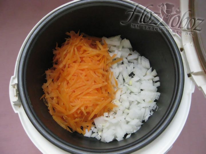Натрите на терку морковку и смешайте с измельченным луком