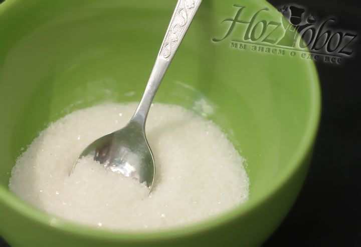 Начнем приготовление опары с того, что насыпем сахар в глубокую тарелку