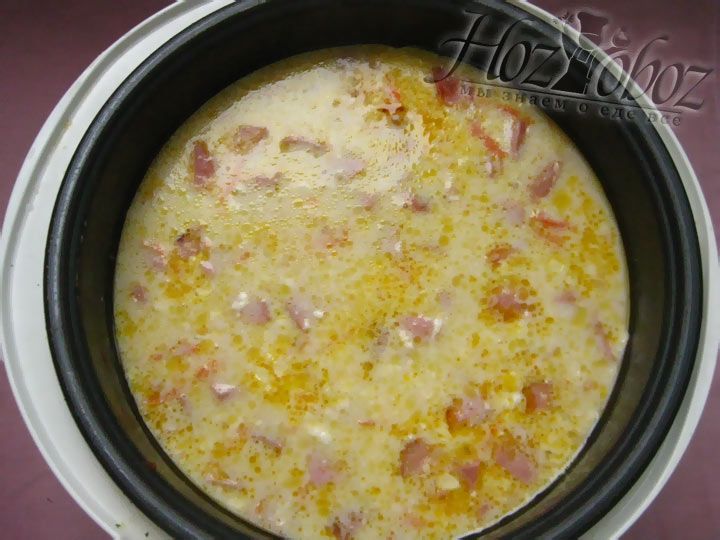 Овощи с сосисками добавьте в мультиварку через 15 минут кипения, а за 5 минут до готовности супа добавьте натертые плавленые сырки