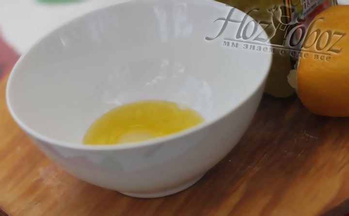 Налейте в небольшую миску растительное масло