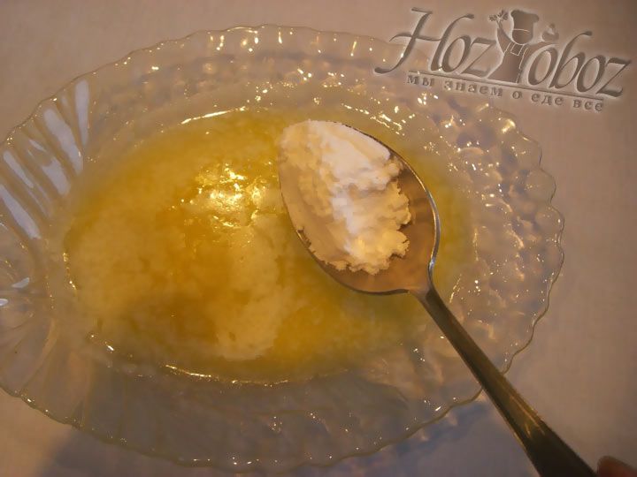 Растопите сливочное масло затем растворите в нем сахарную пудру