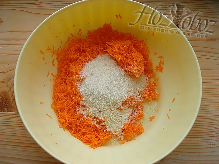 В натертую морковь добавляем манную крупу