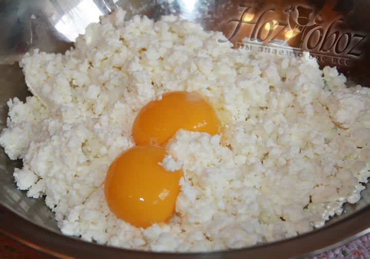 Выложите творог в отдельную посудину и добавьте в него яичные желтки