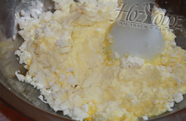 размешайте творог и яичные желтки до получения ожнородной массы