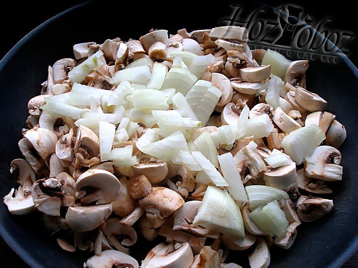 Налейте любое растительное масло на сковороду и высыпьте туда ваши грибы и лук