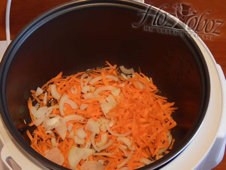 Слегка обжарьте морковь с луком в мультиварке